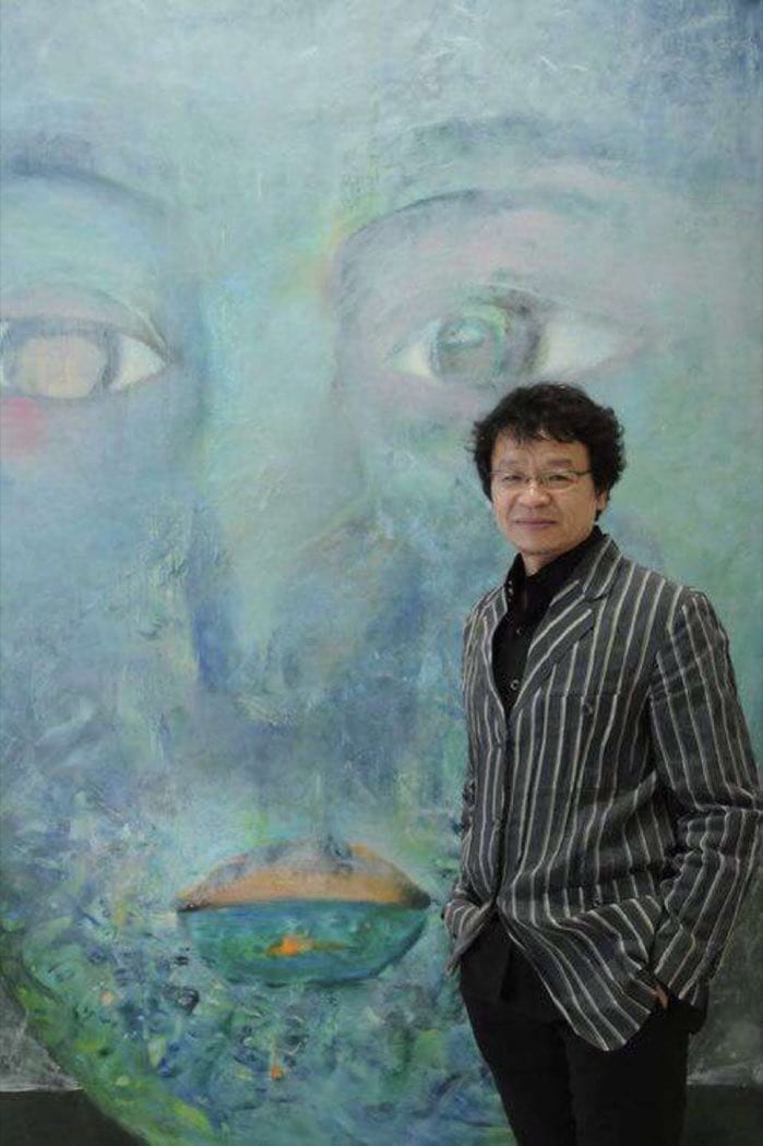 Alixe Fu in front of one of his canvases