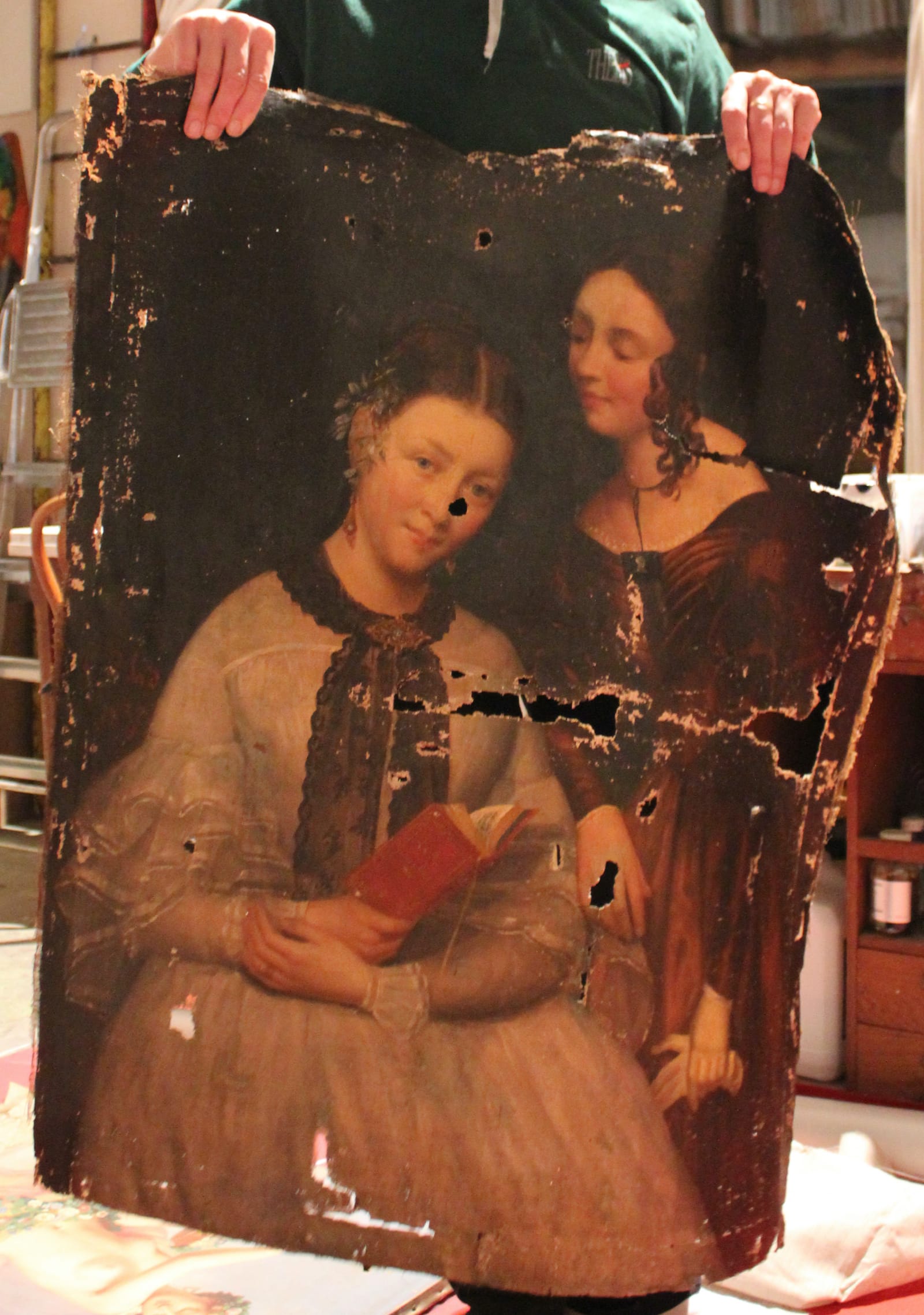 La toile d'origine avant restauration : un double portrait du XIXᵉ siècle, troué, déchiré et écaillé