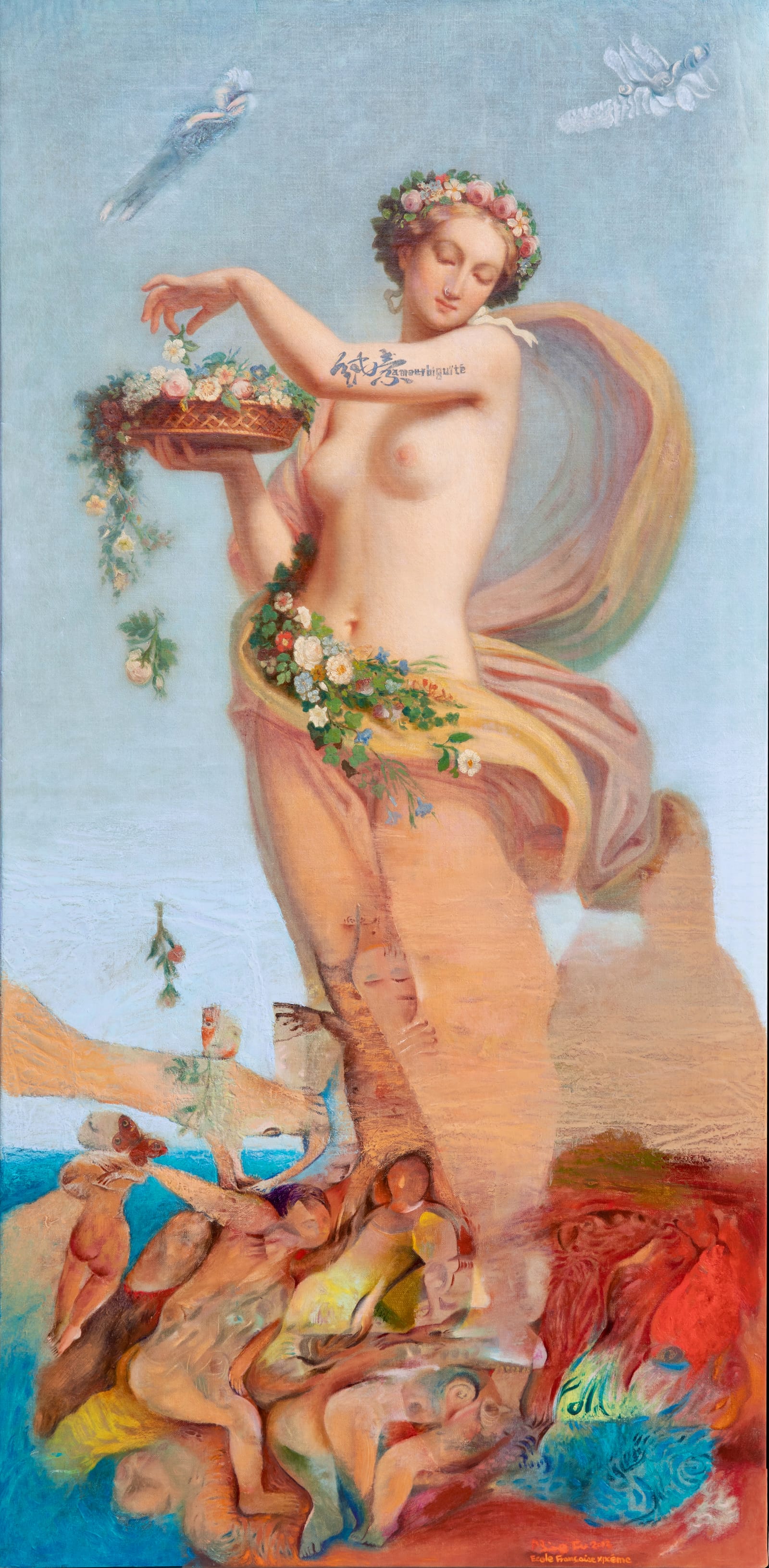 Une Flore académique dont la toile était déchirée dans sa partie basse. Là où la peinture manquait, Alixe Fu a fait naître une foule de figures colorées ; sur le bras de la déesse, un tatouage mêle deux langues.