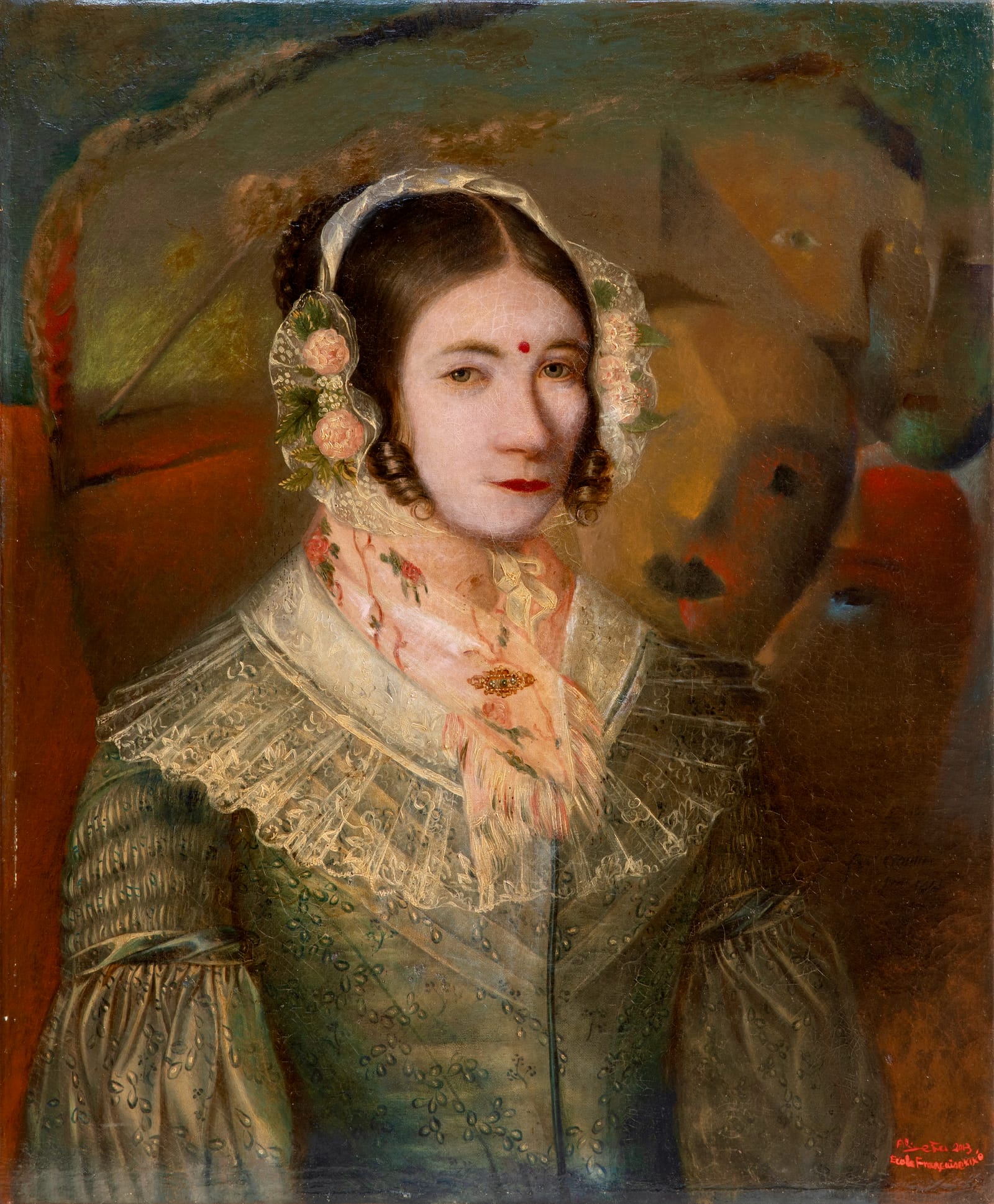 La coiffe, les roses et le fichu du portrait d'origine sont restés intacts. Derrière le modèle, un visage surgit du fond ; sur son front, un point rouge relie deux mondes.