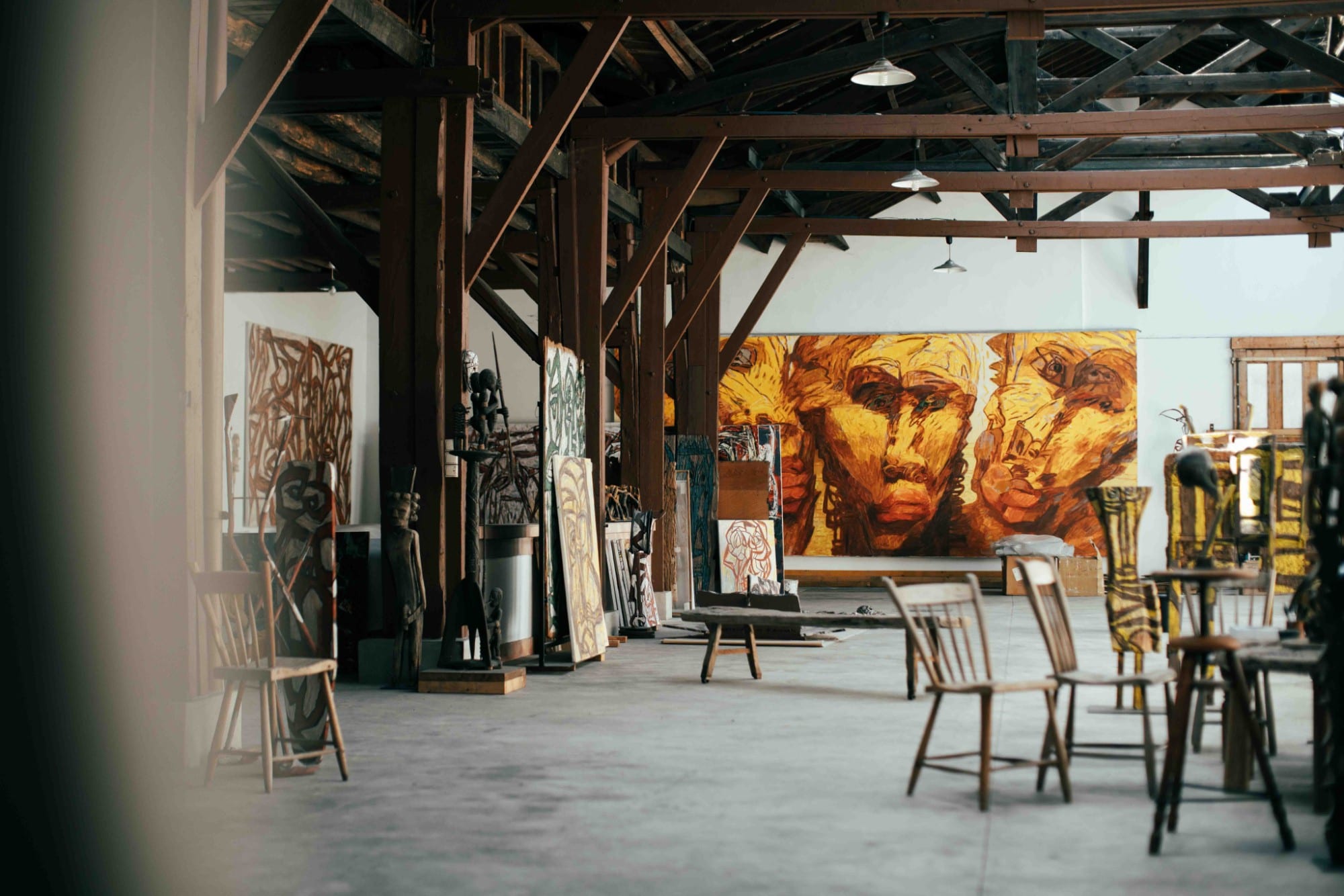 L'atelier d'A-Sun Wu, toiles et sculptures sous la charpente
