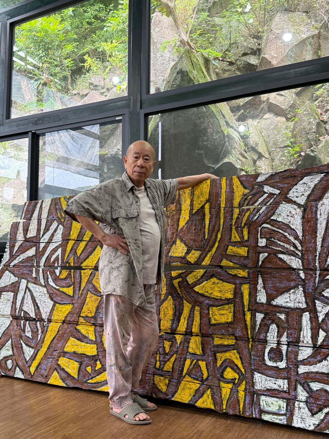 A-Sun Wu devant ses toiles tribales, dans son atelier