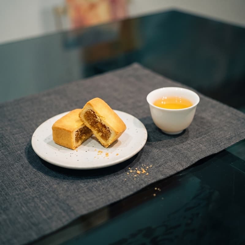 Mood image: Taiwanese pineapple cake and a cup of tea