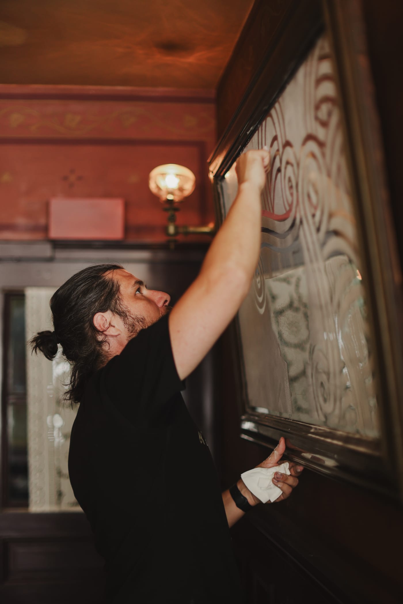 Jordane Saget drawing by hand on the mirror of the Auberge Ravoux
