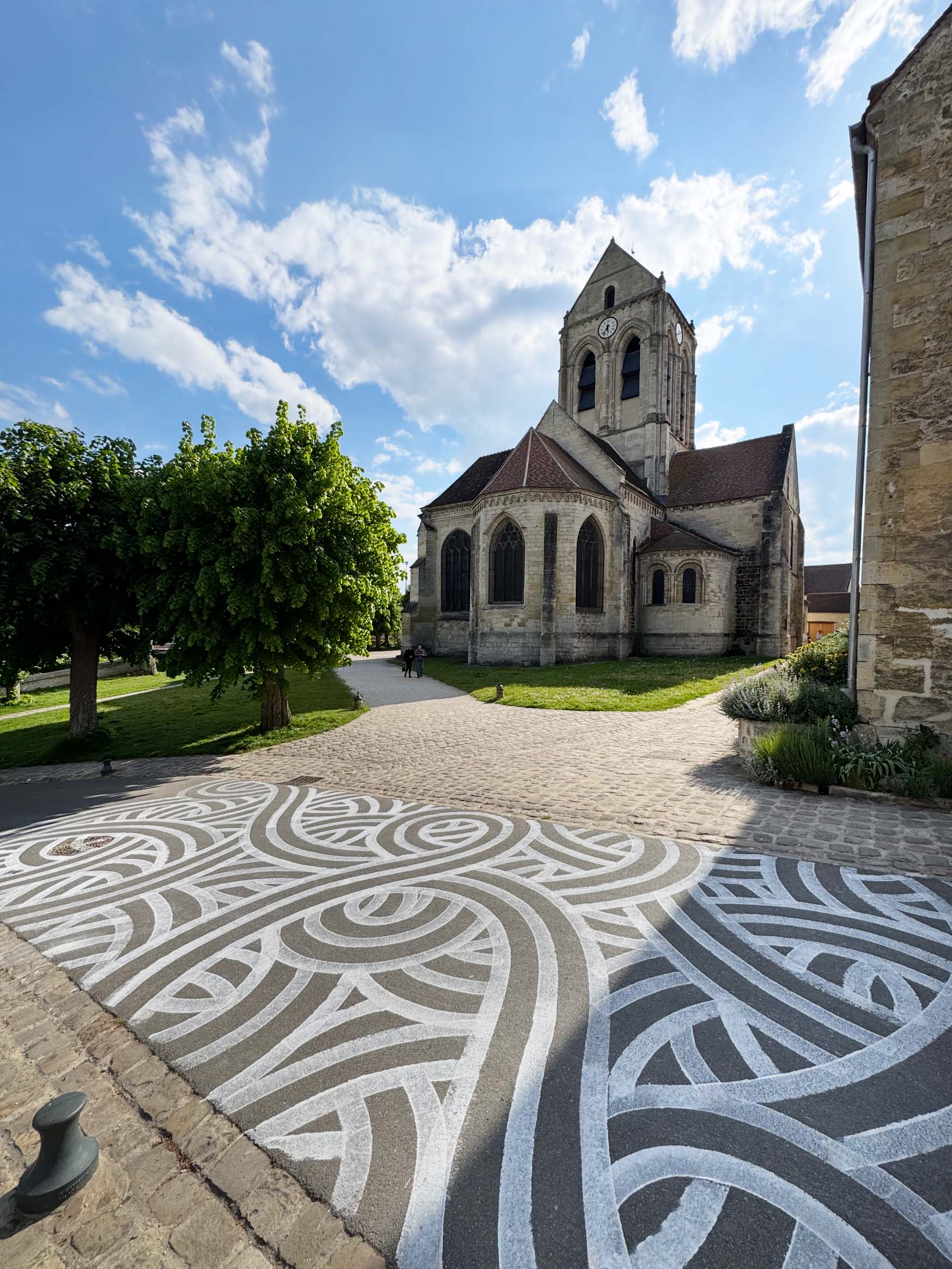 Jordane Saget's chalk drawing on the forecourt of the Auvers-sur-Oise church painted by Van Gogh